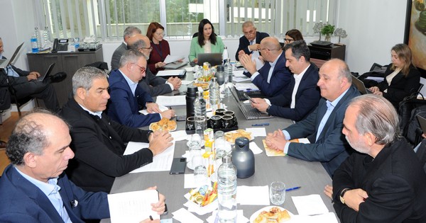 Φωτογραφία από τη συνάντηση για το σύστημα «Πληρώνω Όσο Πετώ»