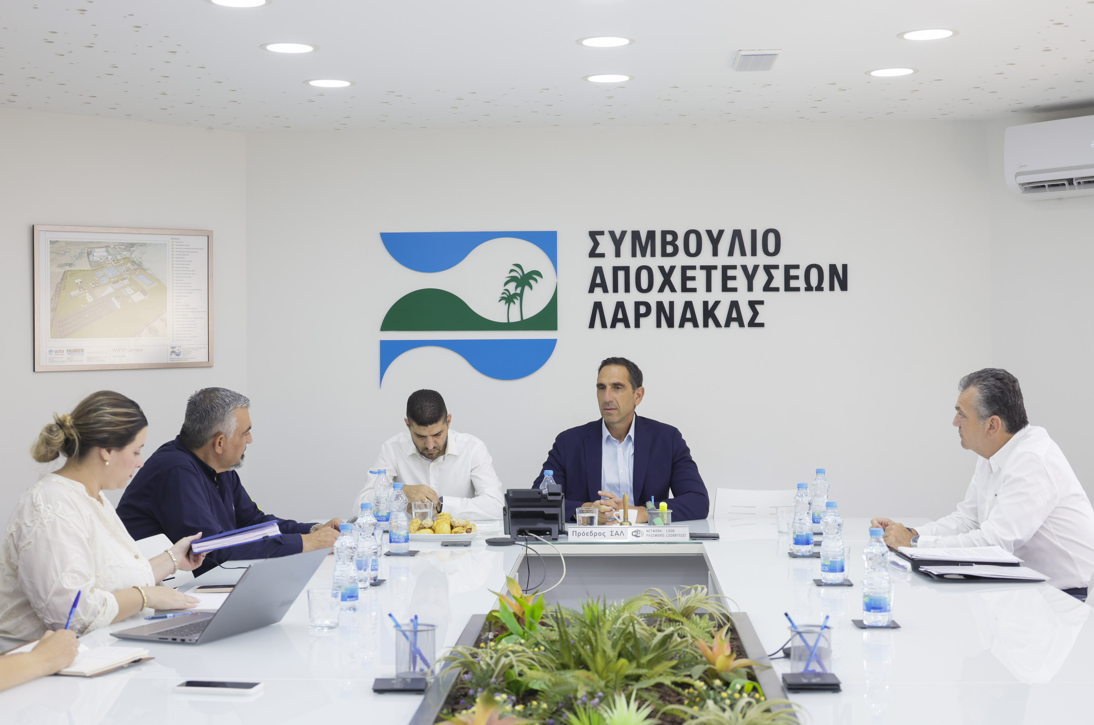 Φωτογραφία Υπουργού Εσωτερικών στο Συμβούλιο Αποχετεύσεων Λάρνακας