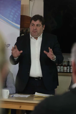 Ο ανδρέας Ιωσήφ μιλά σε ακροατήριο της ΕΔΕΚ