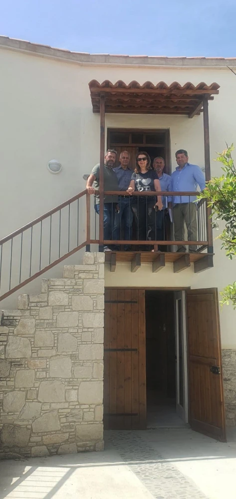 Τα μέλη του Κοινοτικού Συμβουλίου με το Θεόδωρο Τσάτσο και τους μελετητές του έργου.