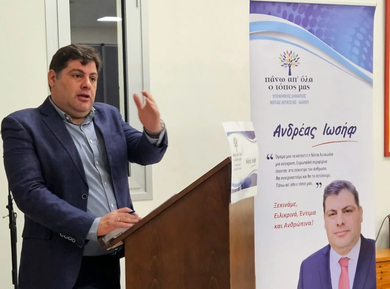 Ο υποψήφιος για τη θέση του Δημάρχου Νέας Λευκωσίας - Ιδαλίου Ανδρέας Ιωσήφ μιλά σε ακροατήριο.