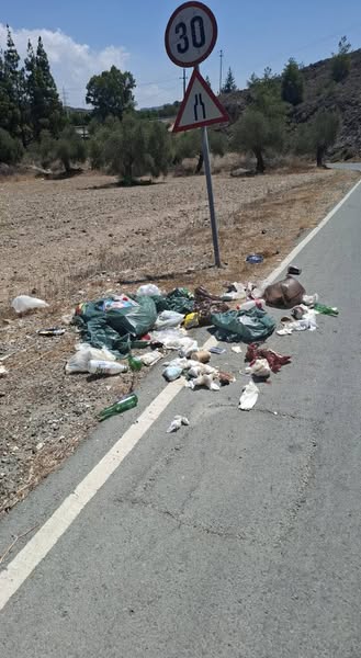 Σκουπίδια στην άκρη τη δρόμου