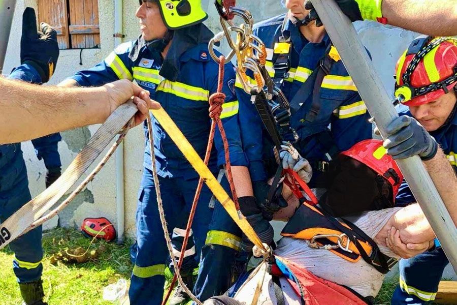 Πυροσβέστες έχουν στα χέρια τους τον άτυχο συνδημότη μας