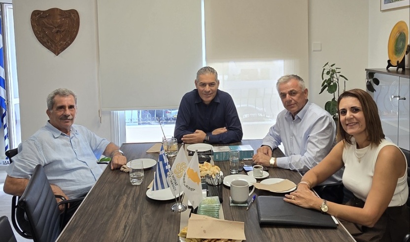 Οι δύο Δήμαρχοι με τους Δημοτικούς Γραμματείς κατά τη συνάντηση