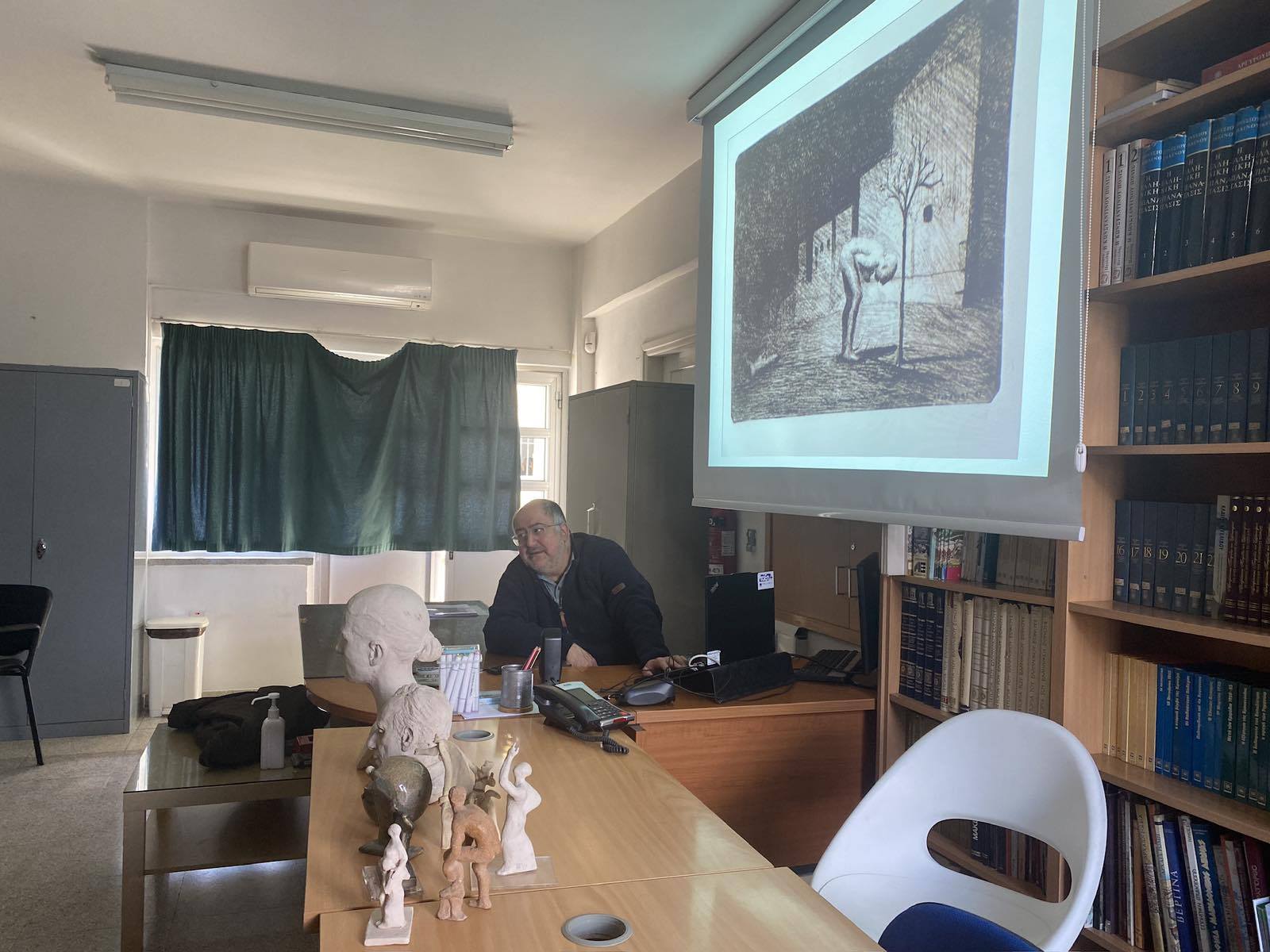 Ο γλύπτης παρουσιάζει το έργο του