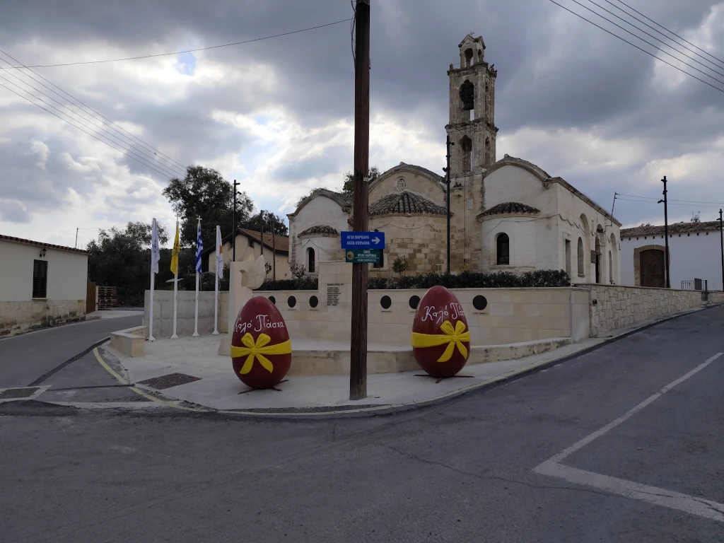Τα δύο κόκκινα αυγά μπροστά στο μνημείο των αγνοουμένων στην Αλάμπρα