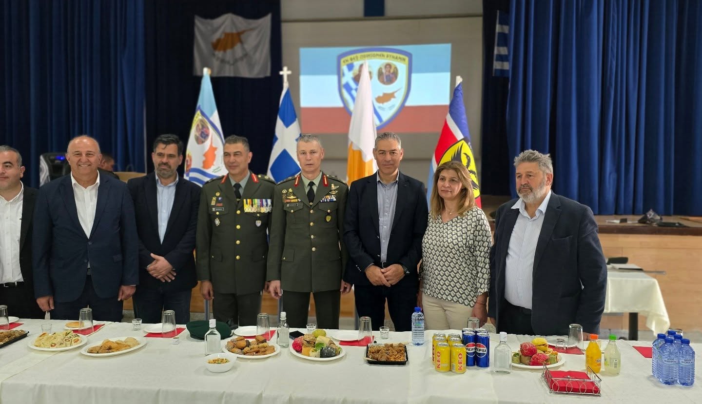 Φωτογραφία με τους Αντιδημάρχους, το Δήμαρχο και τους Στρατιωτικούς Διοικητές