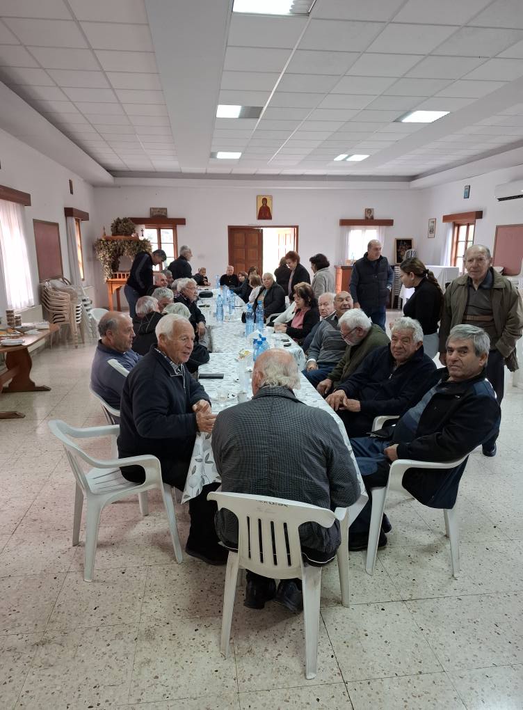 Συνταξιούχοι κατά την κοπή της Βασιλόπιτας