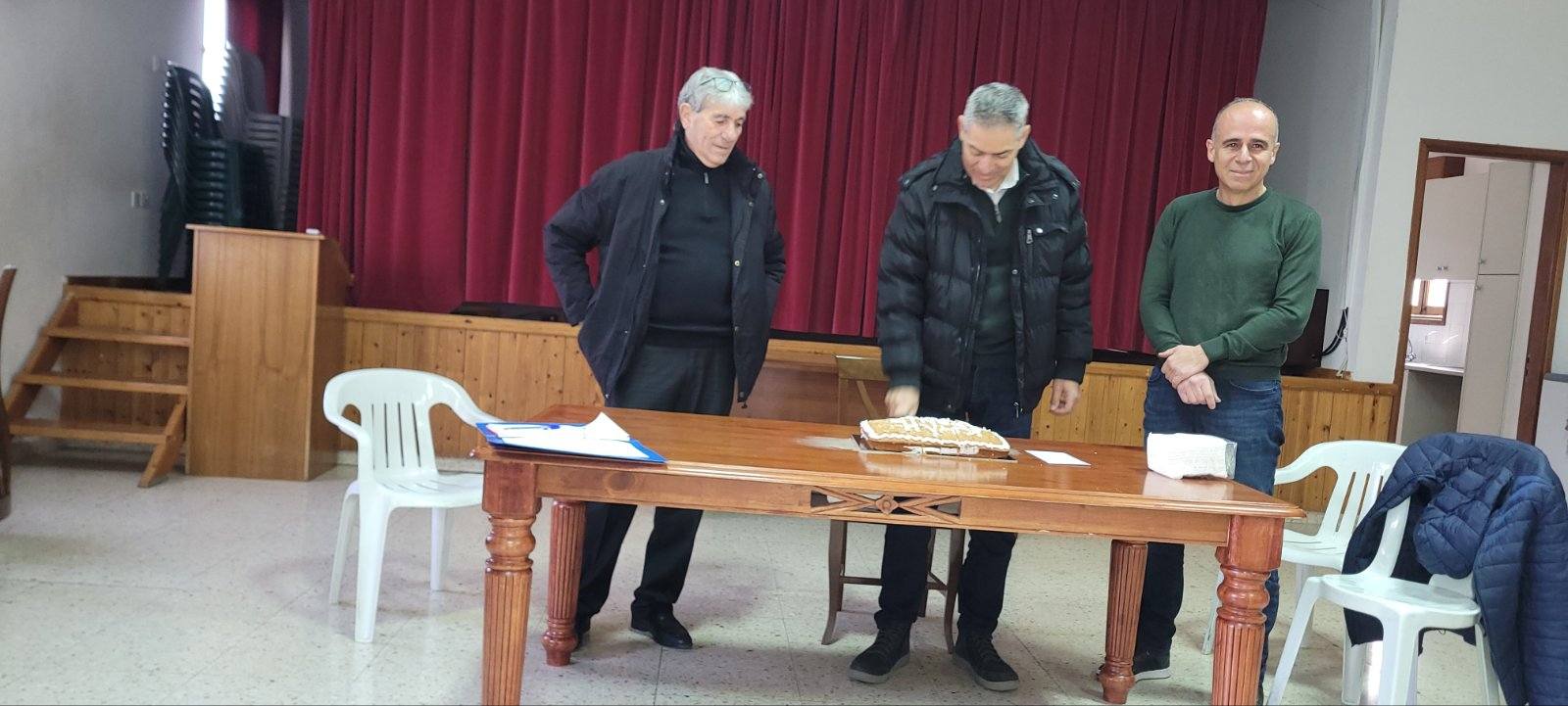 Ο Δήμαρχος και οι Αντιδήμαρχοι κόβουν τη Βασιλόπιτα