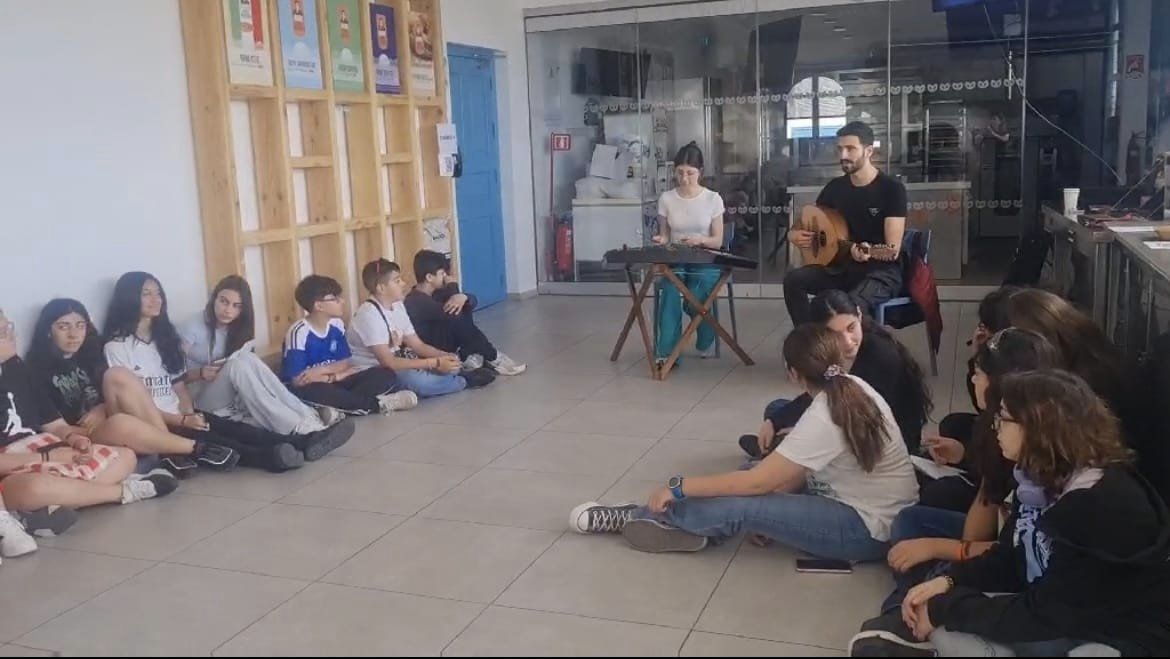 Μαθητές με μουσικούς με σαντούρι και λαούτο